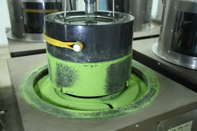 process-stone-mill-matcha-grinding-03